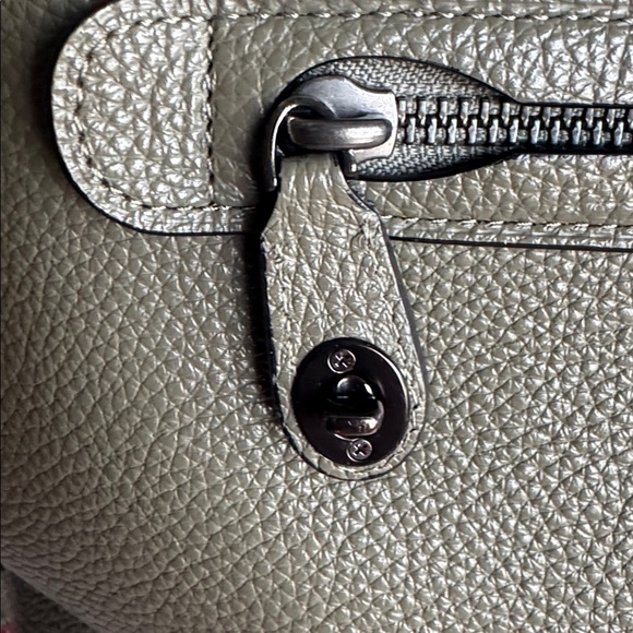 COACH ARMY GREEN TOTE LIKE NEW - Picture 2 of 11